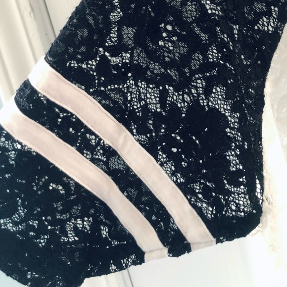 Torrid Black and White Lace Football Tee NWT Sz 0 12 - Picture 5 of 7
